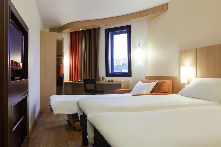 Room 10 of 83