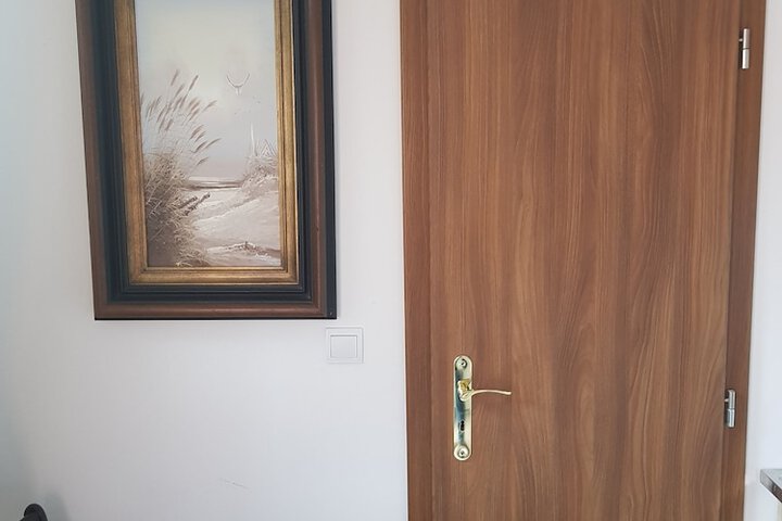 Room 9 of 100