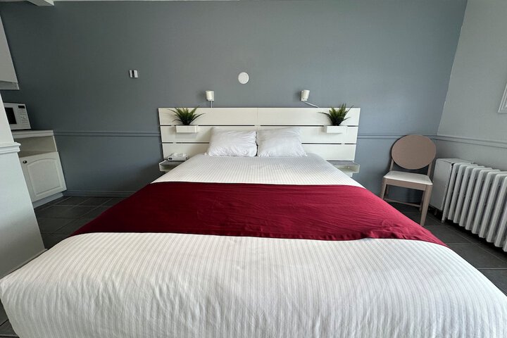 1 Queen Bed (21 of 29)
