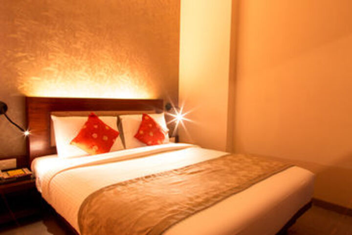 OYO Premium Thane Wagle Industrial Estate