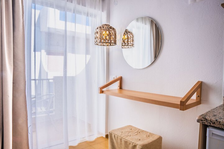 Room 8 of 33