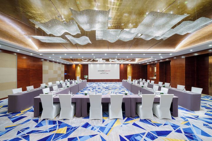 Ballroom/Hall 35 of 43