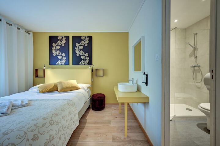 Room 11 of 48