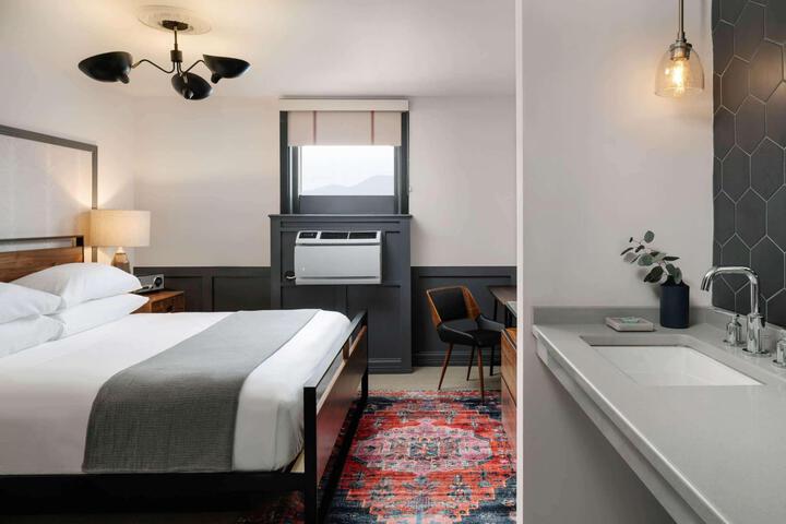 1 King Bed Deluxe Mobility and Hearing Impaired Accessible Room (10 of 17)