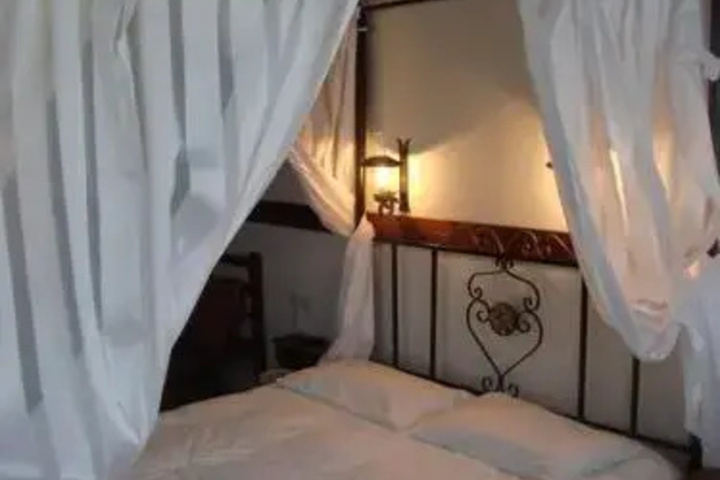 Room 5 of 10