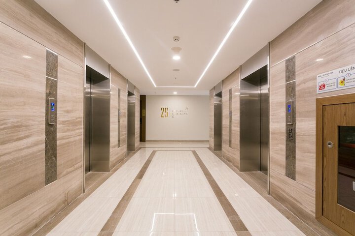 Ballroom/Hall 39 of 54