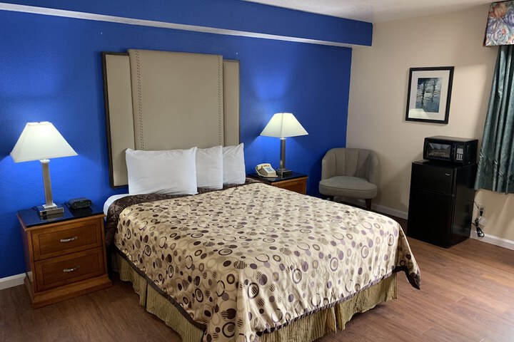 Queen Bed Accessible (8 of 23)