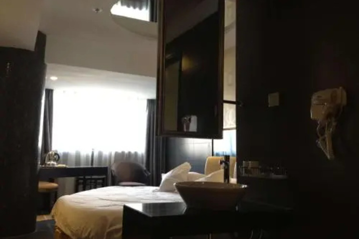 Room 3 of 9