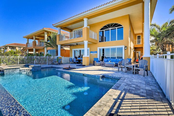 Apollo Beach House w / Private Pool + Hot Tub