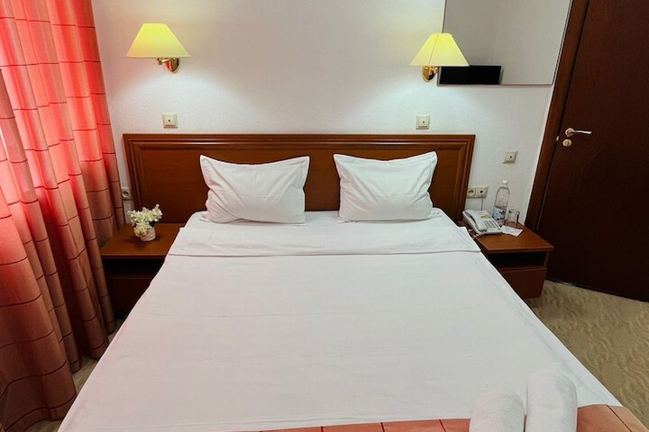 Room 18 of 106