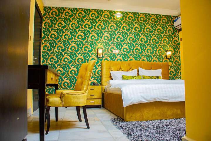 Room 2 of 10