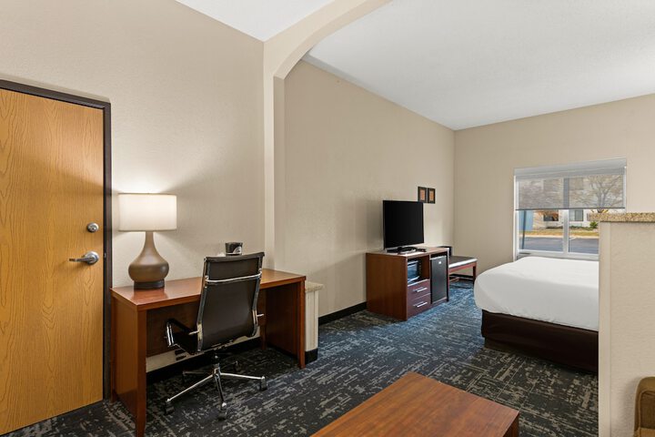 1 King Bed Suite (3 of 12)