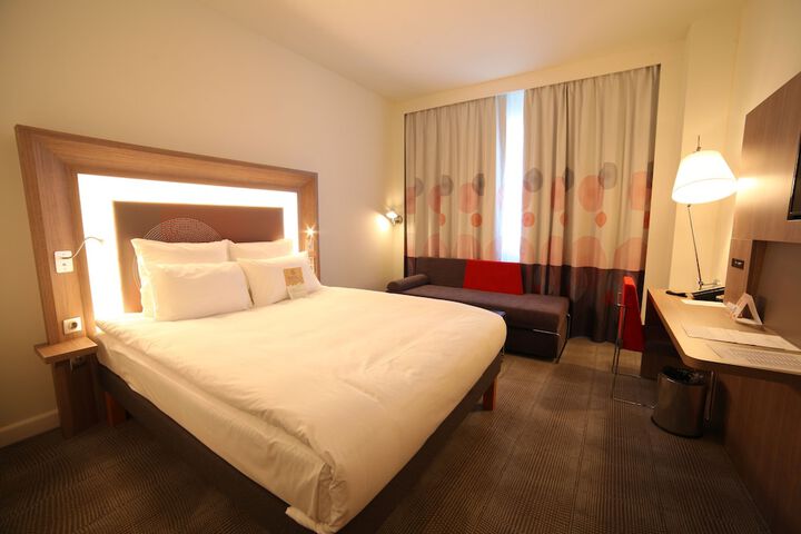 Room 3 of 53