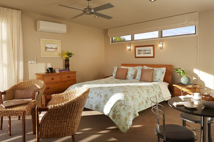 Room 3 of 28
