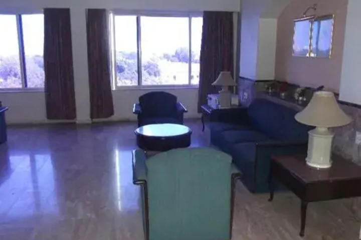 Room 7 of 12