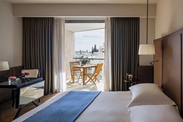 Room 32 of 82
