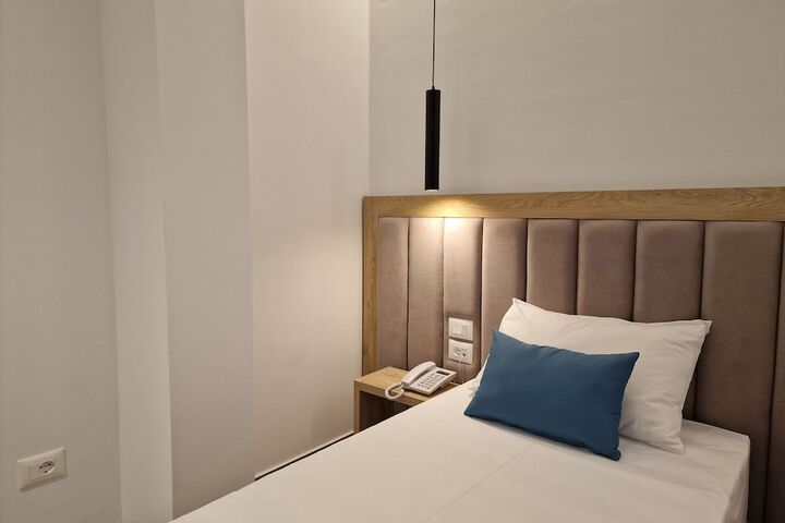 Room 2 of 73