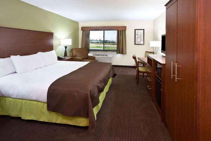 1 King Bed (15 of 18)