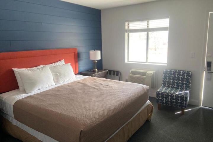 1 King Bed (1 of 6)