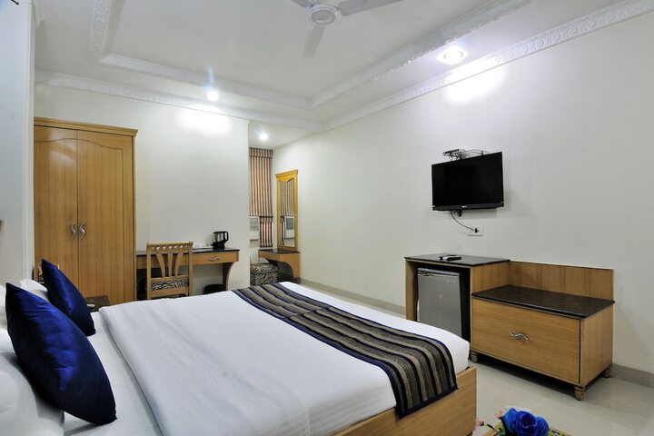 Room 5 of 32