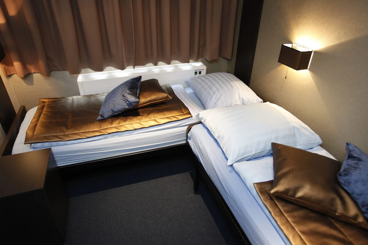 Room 4 of 7