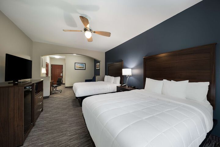 2 Queen Beds Flat Screen Television Microwave and Refrigerator High Speed Internet A (12 of 14)
