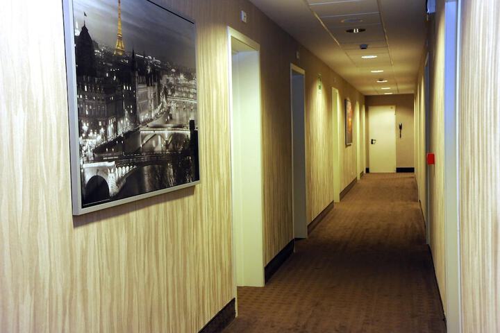 Business Center 14 of 18