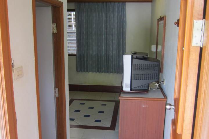 Room 14 of 33