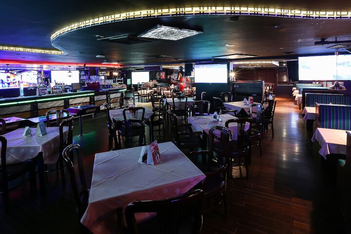 Lounge 75 of 83