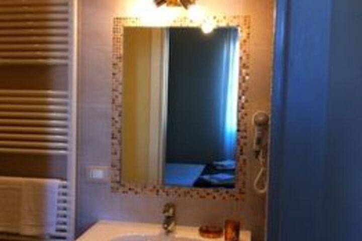 Room 4 of 33