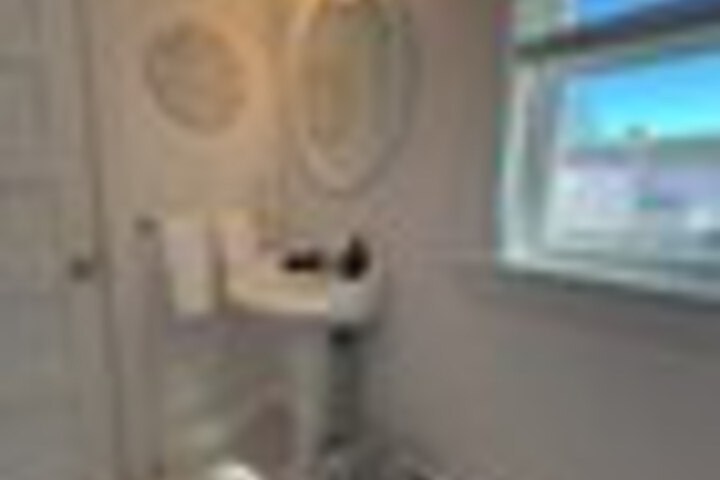 Room 176 of 297