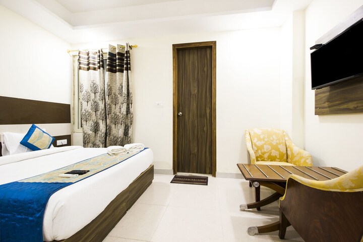 Room 10 of 11