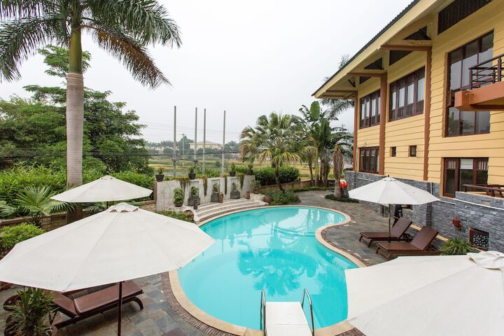 Hotel with Pool