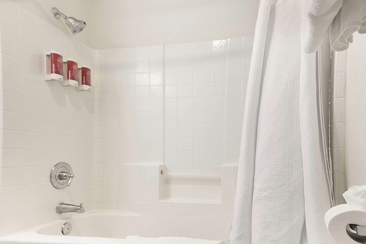 Accessible 1 Queen Mobility Accessible Bathtub Full Breakfast (9 of 31)