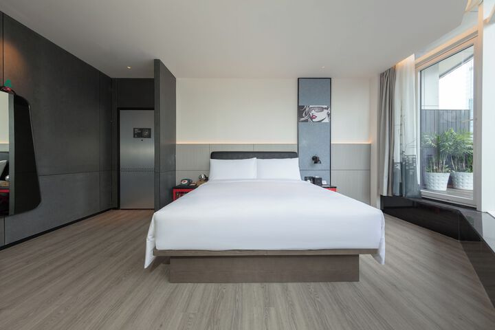 Room 32 of 96
