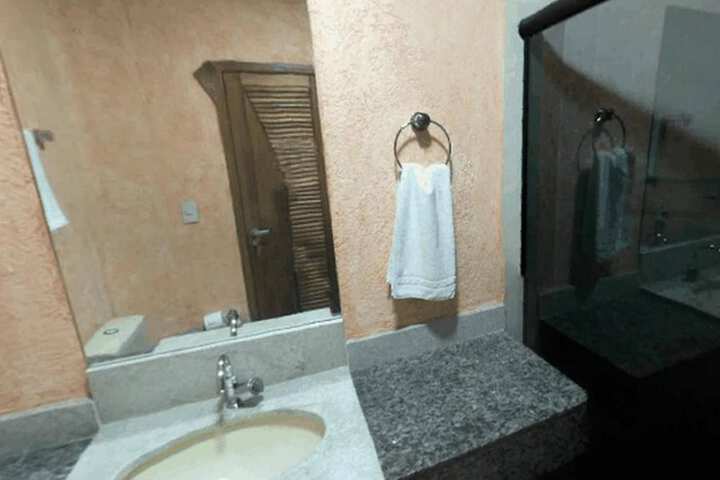 Room 10 of 32