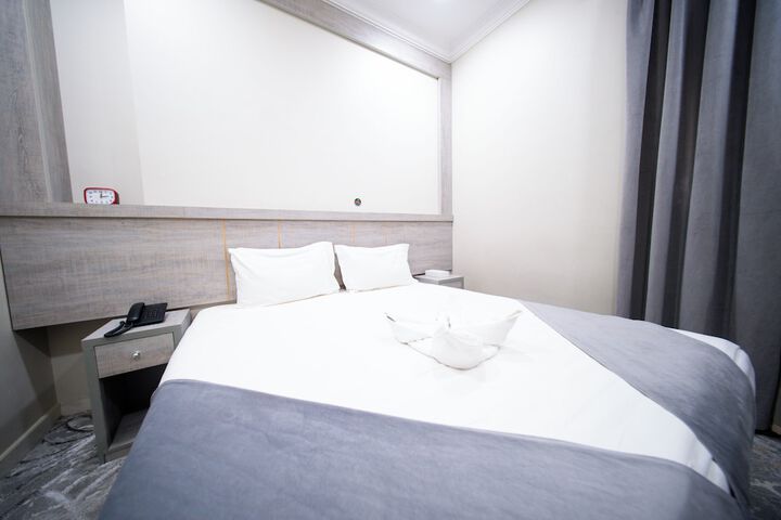 Room 13 of 27