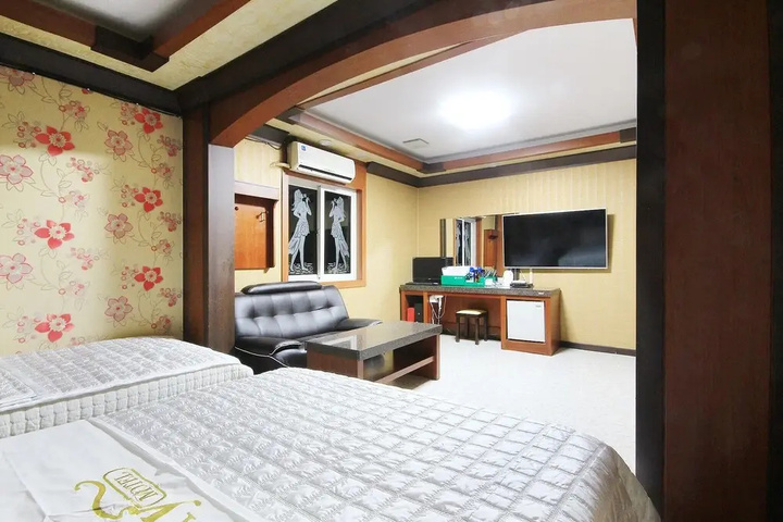 Room 4 of 26