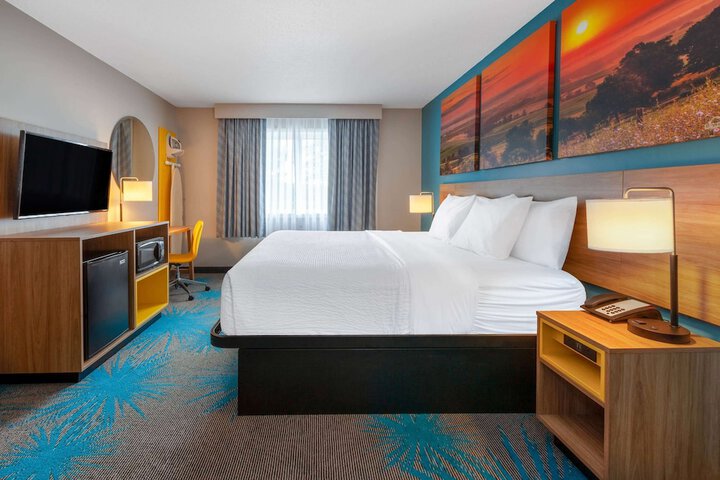 1 King Bed (5 of 10)