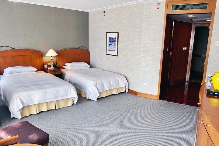 Room 6 of 42