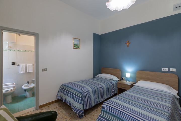 Room 12 of 50