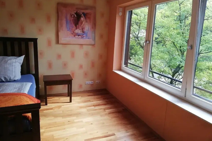Room 6 of 10
