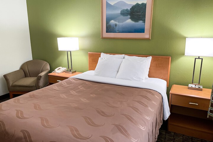 Deluxe Queen Bed (6 of 24)