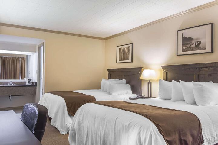 2 Queen Beds (8 of 14)