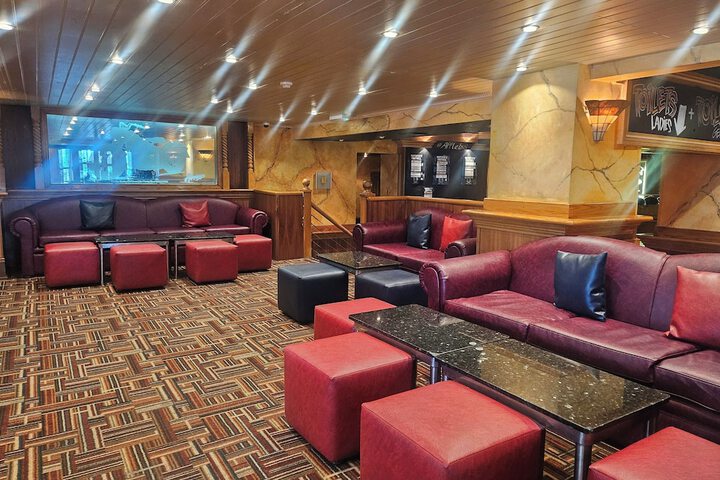 Lounge 34 of 54