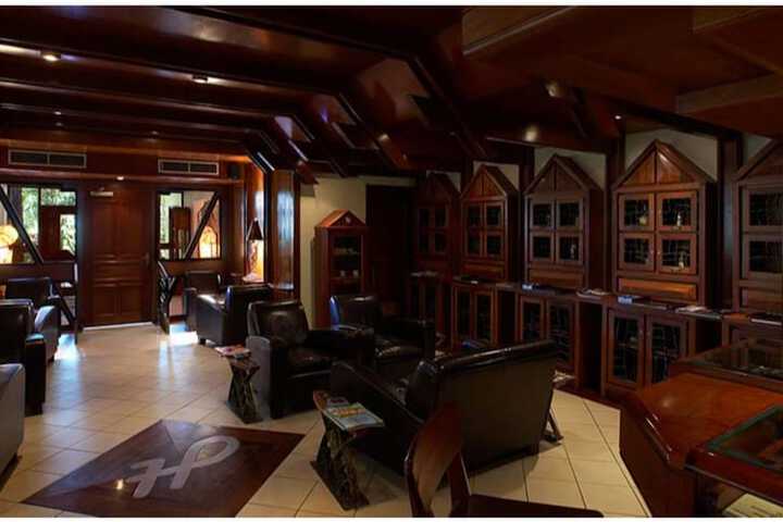 Lounge 85 of 100