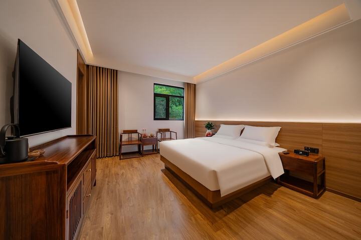 Room 10 of 80