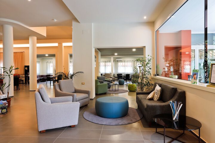 Lobby lounge