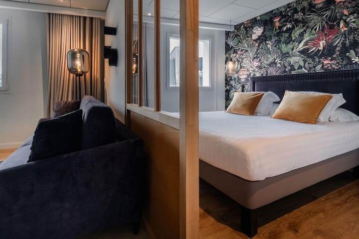 Room 32 of 99