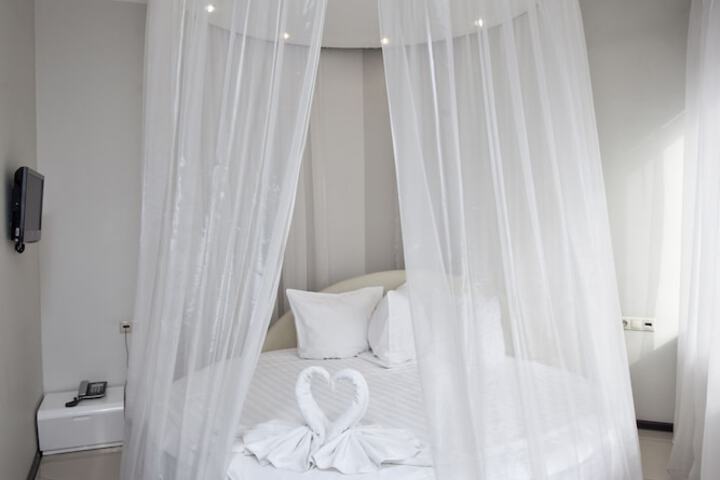 Room 10 of 18